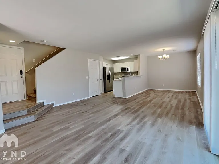 11802 W Laurel Ln — Photo 2