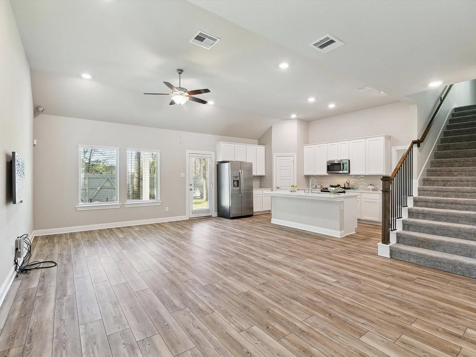 5 bed, 3.0 bath, 2955 sqft, $3,500 — Photo 2