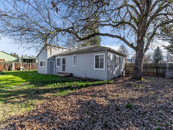 4th image of 908 SW Bridge St