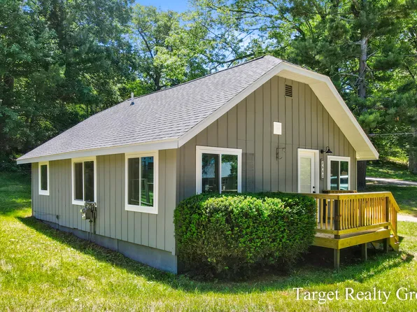 8660 Merry Dr NE, Rockford, MI 49341