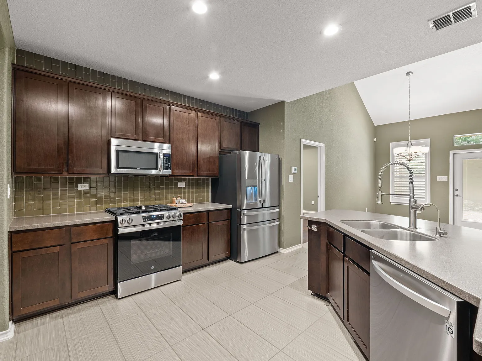 4 bed, 2695 sqft, $2,950 — Photo 2