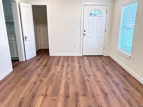 5th image of 920 McIlvaine Unit B