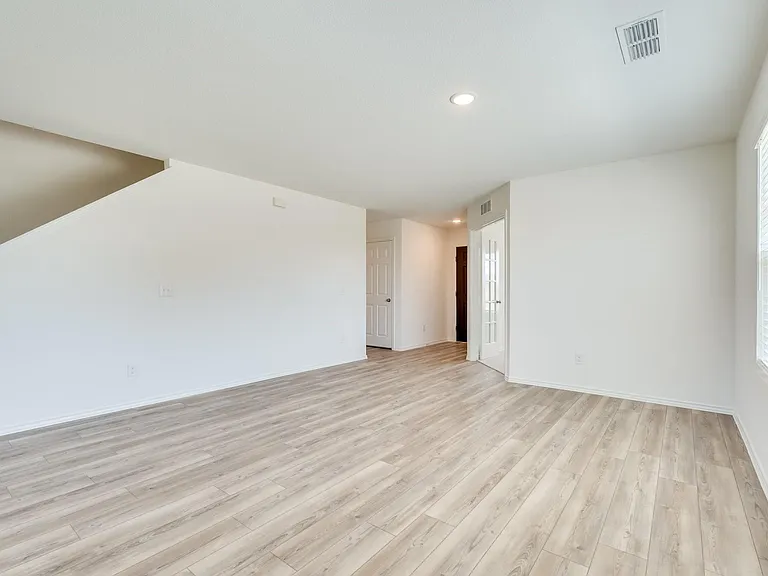 16025 Malaya St — Photo 5