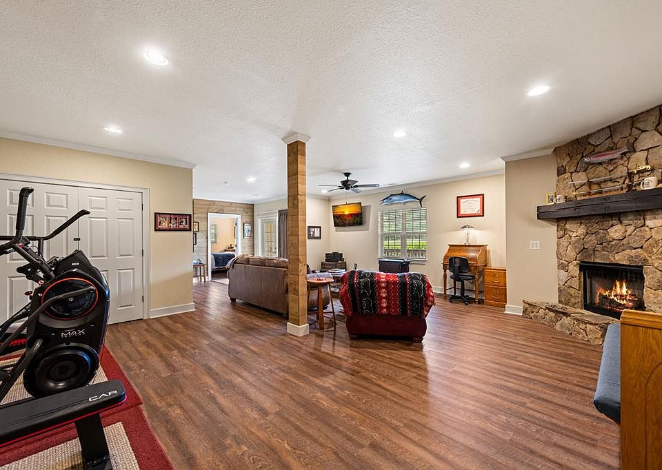 43rd image of 270 Ausburn Rd