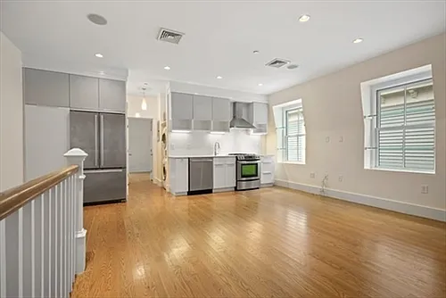 11 Boardman St Photo 1