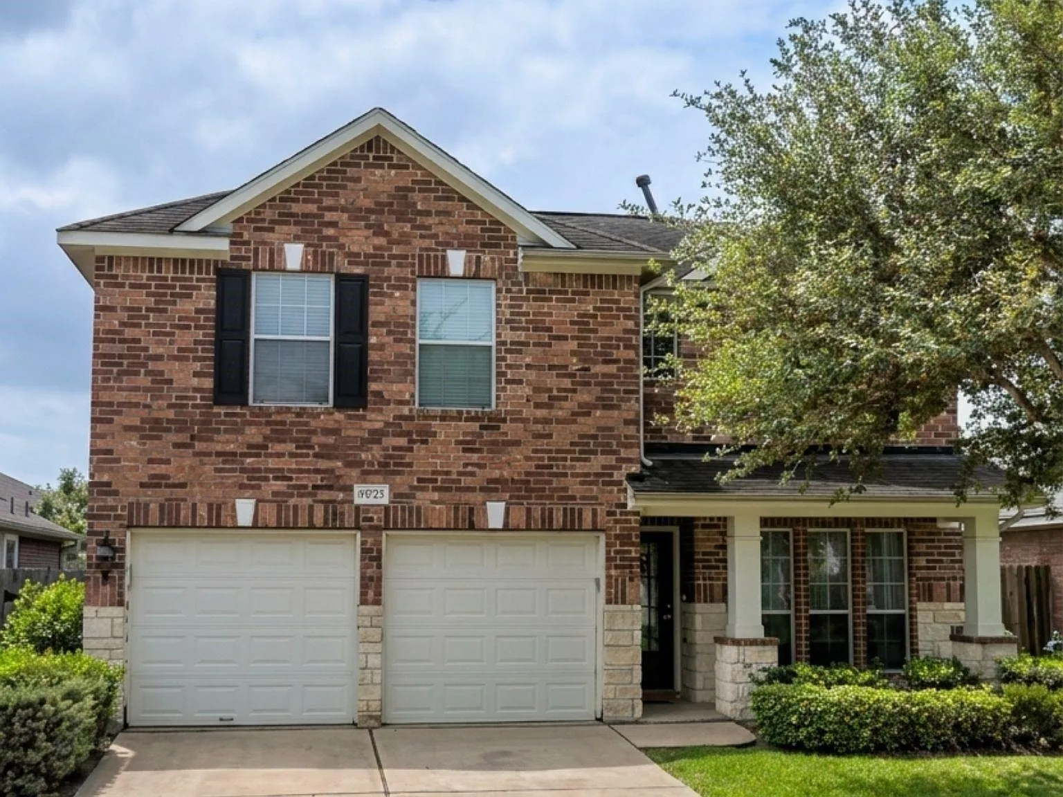 3 bed, 2.5 bath, 2152 sqft, $2,200 — Photo 2