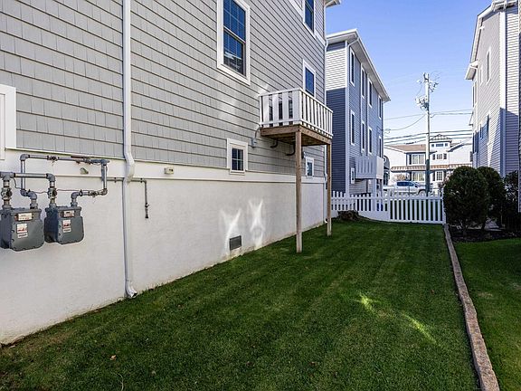 2nd image of 816 Parkridge Rd Floor 1
