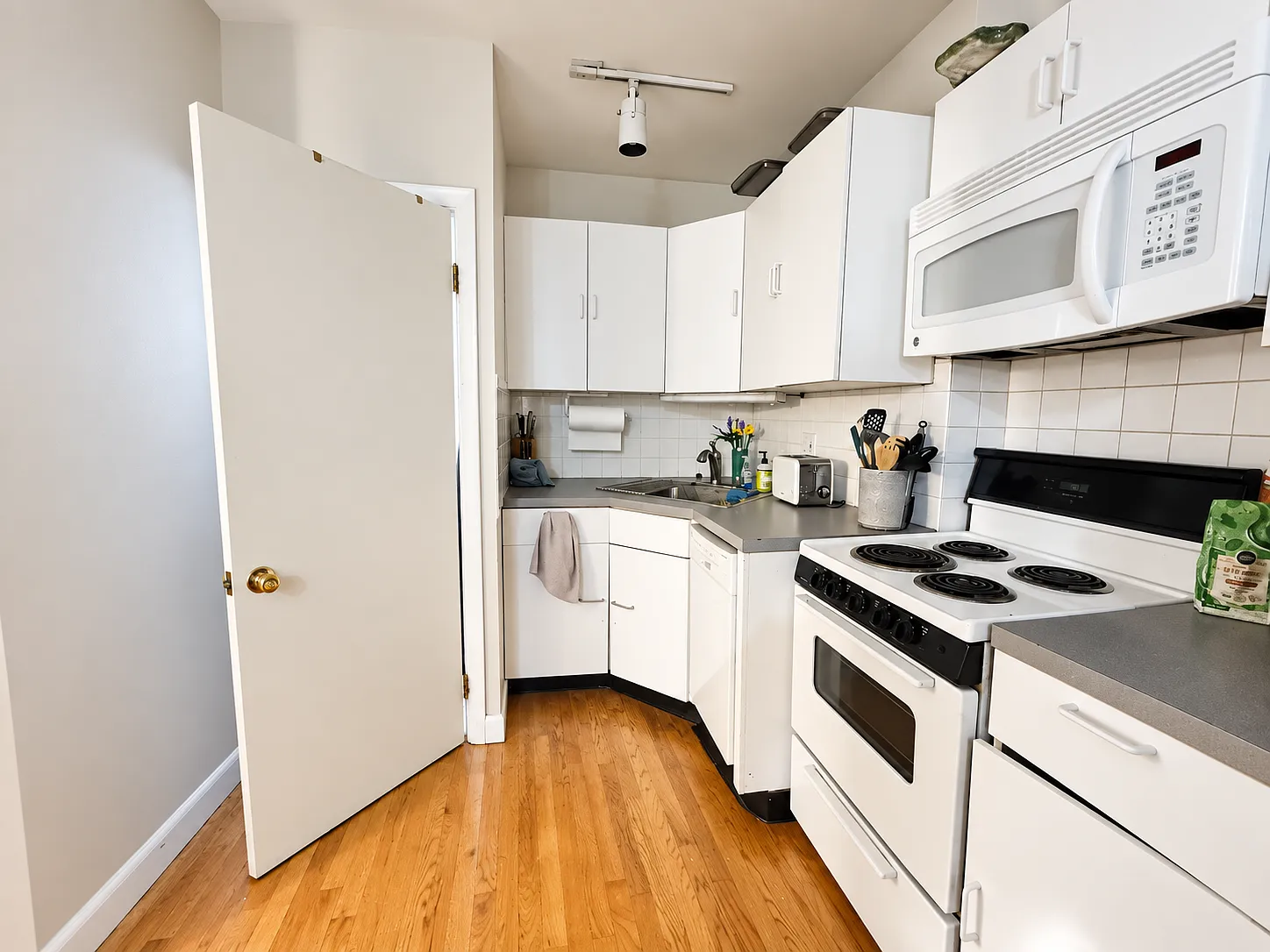 2 bed, 675 sqft, $3,000 — Photo 4