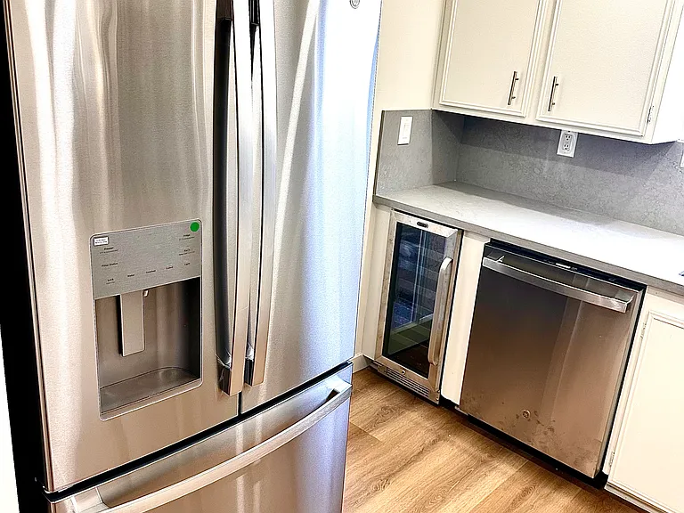 1 bedroom top of the line refrigerator with water/ice maker!