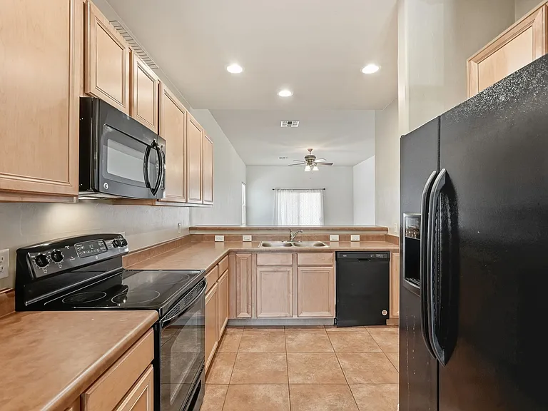 1050 Preston St — Photo 4