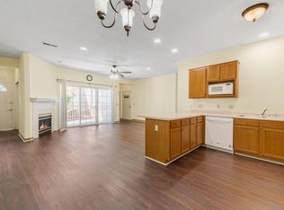 628 W Hillcrest Rd UNIT B, Saukville, WI 53080