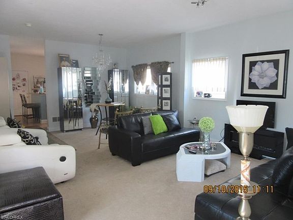 living rm w/ dining rm combo