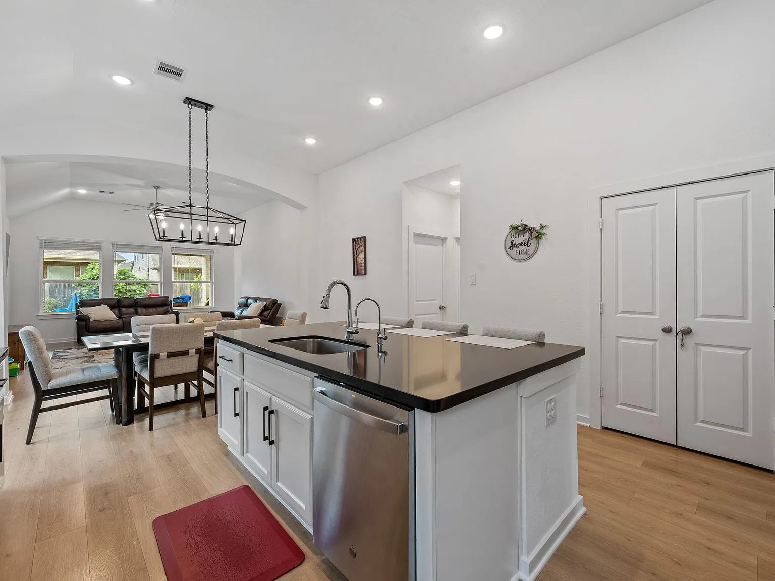 4 bed, 3.0 bath, 1941 sqft, $2,850 — Photo 3