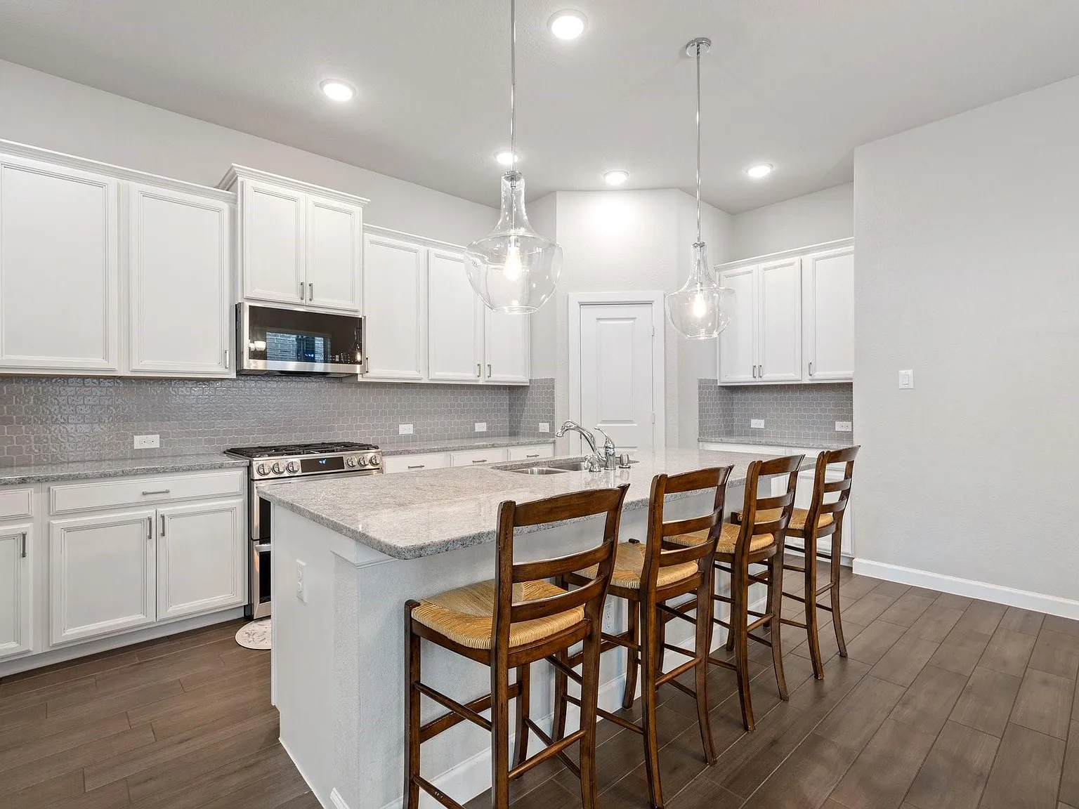4 bed, 2.5 bath, 2656 sqft, $3,000 — Photo 4