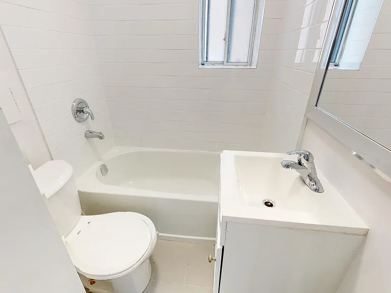 320 Lonsdale Rd — Photo 12