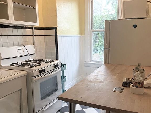 4th image of 76 Jewel St #1