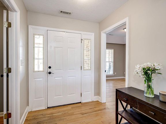 4th image of 823 Lake Lanier Ct