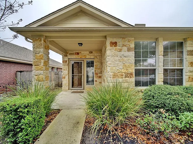 1696 Stonehaven Ln — Photo 2