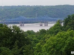 90 Regal Ln, East Peoria, IL 61611