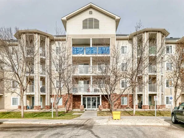 17 S Country Village Bay NE #312, Calgary, AB T3K 5Z3