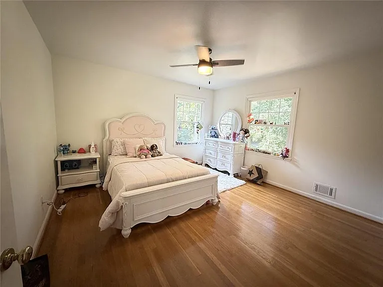 800 Glenairy Dr — Photo 12