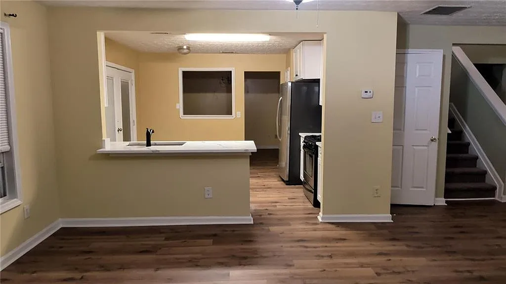 4 bed, 2.5 bath, 1896 sqft, $2,190 — Photo 4