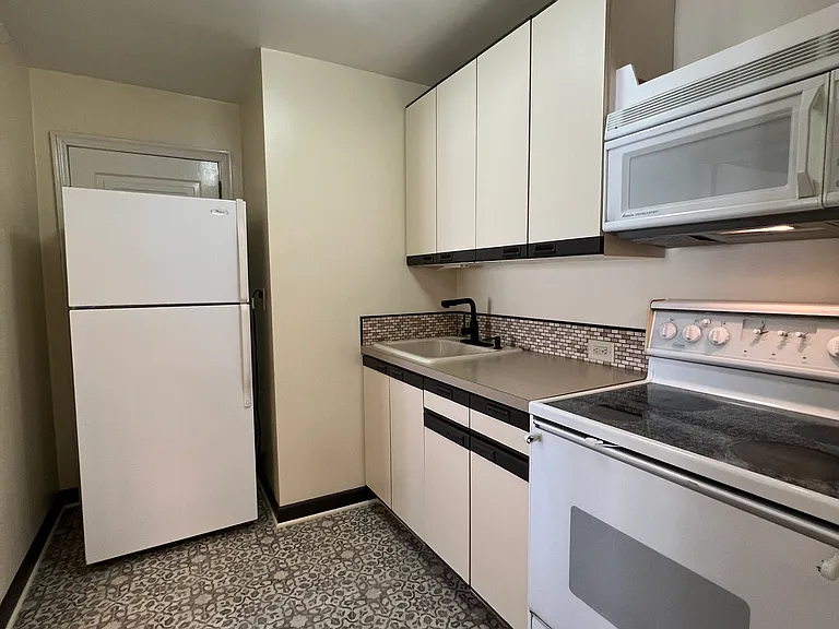 1325 Rogers St — Photo 4