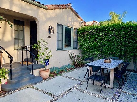 3rd image of 860 N Las Palmas Ave