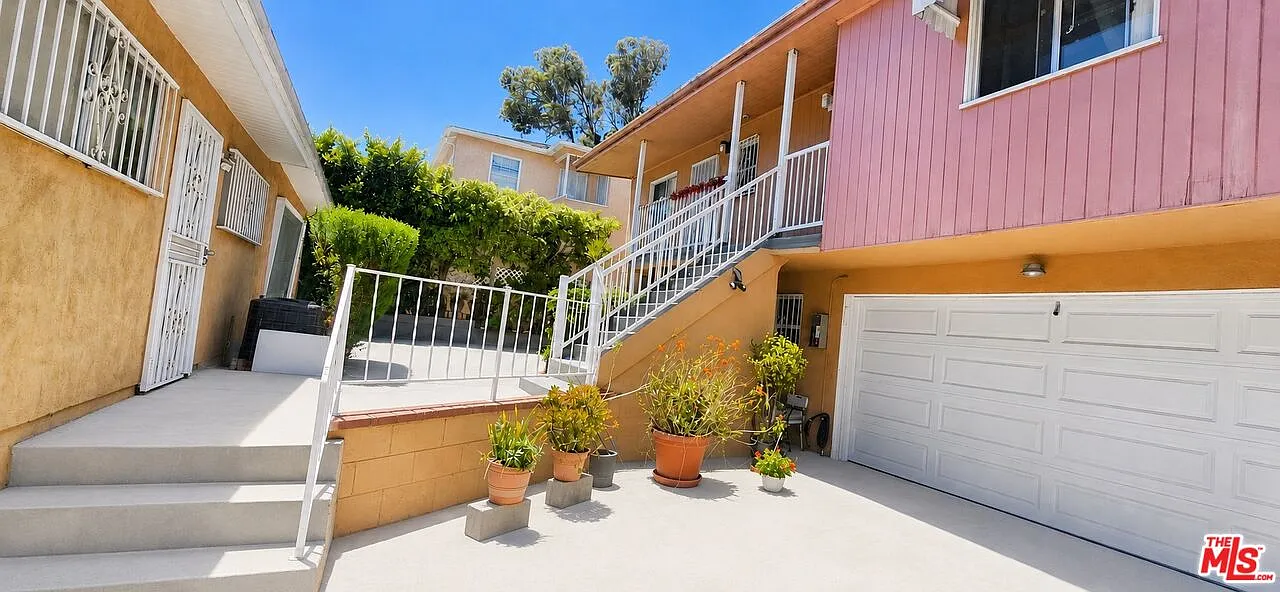 1 bed, 1.0 bath, 550 sqft, $1,800 — Photo 2