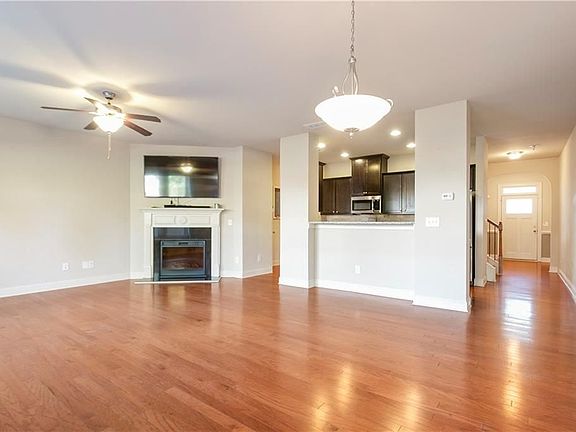 4th image of 2394 Whiteoak Ct SE