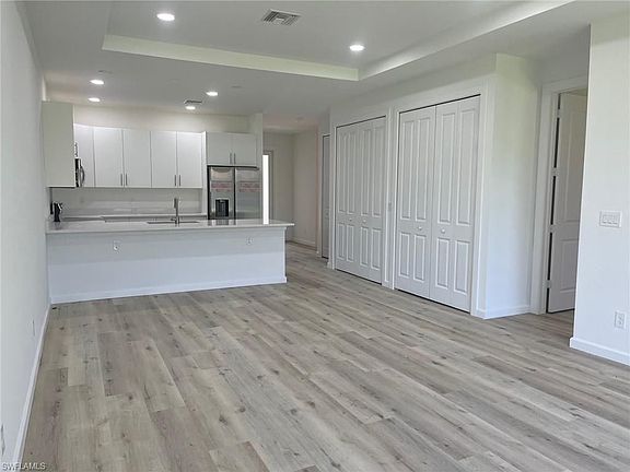 4th image of 641 Ladd St #641