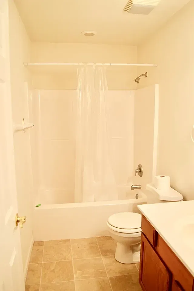 3 bed, 1300 sqft, $2,200 — Photo 4