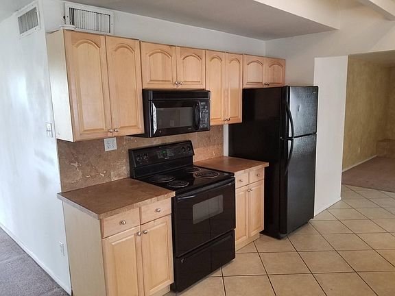 4th image of 224 E Fordham Cir