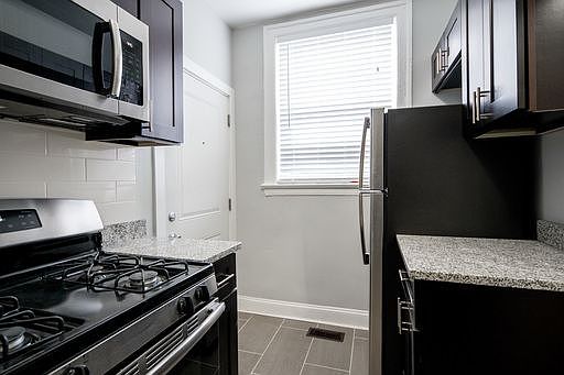 5th image of 1110 W Glenlake Ave #3