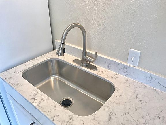 4th image of 6202 Gaston Ave #2A