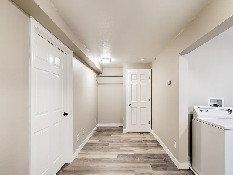 1011 W Willow Ave — Photo 5