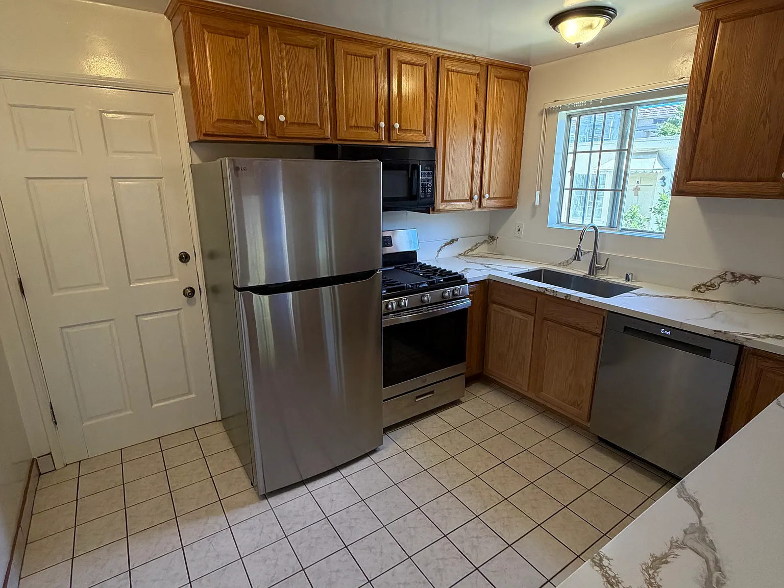 2 bed, 900 sqft, $3,500 — Photo 4