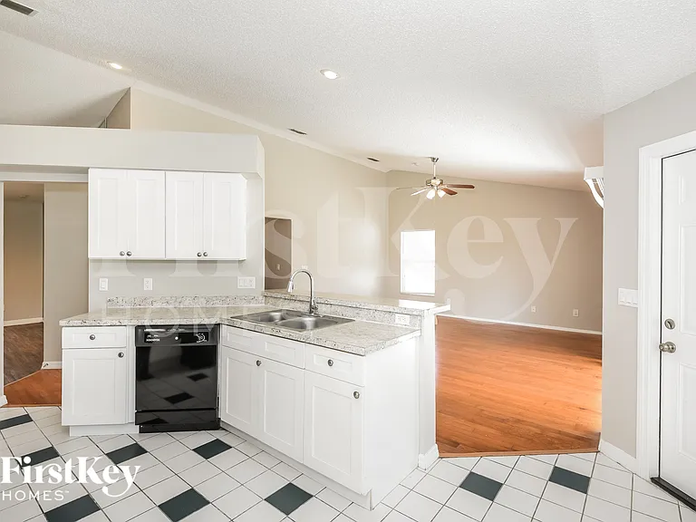 2738 Springfield Dr — Photo 7