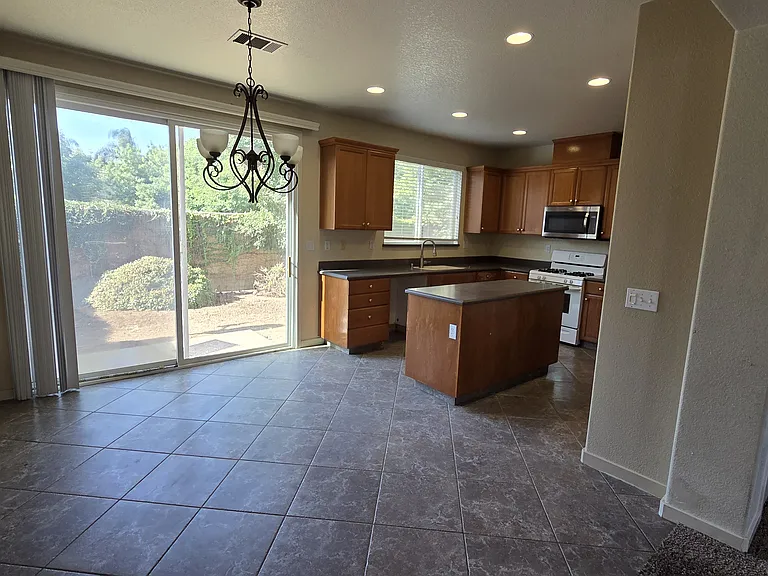 1350 Belmont Dr — Photo 12
