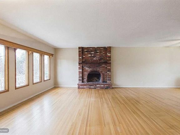 3rd image of 5 SE Chisholm Cres NW