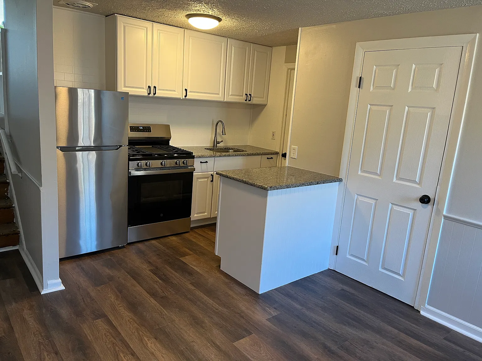 142 Ervin Ave — Photo 2