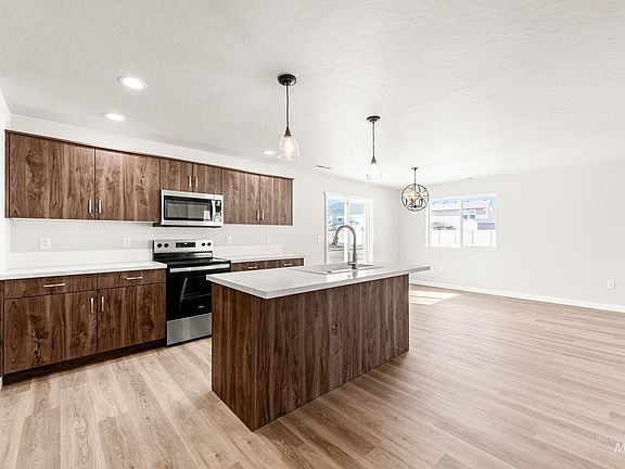 3rd image of 13723 Inman Ct