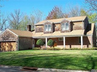 16 S Gate Rd, Great Neck, NY 11023