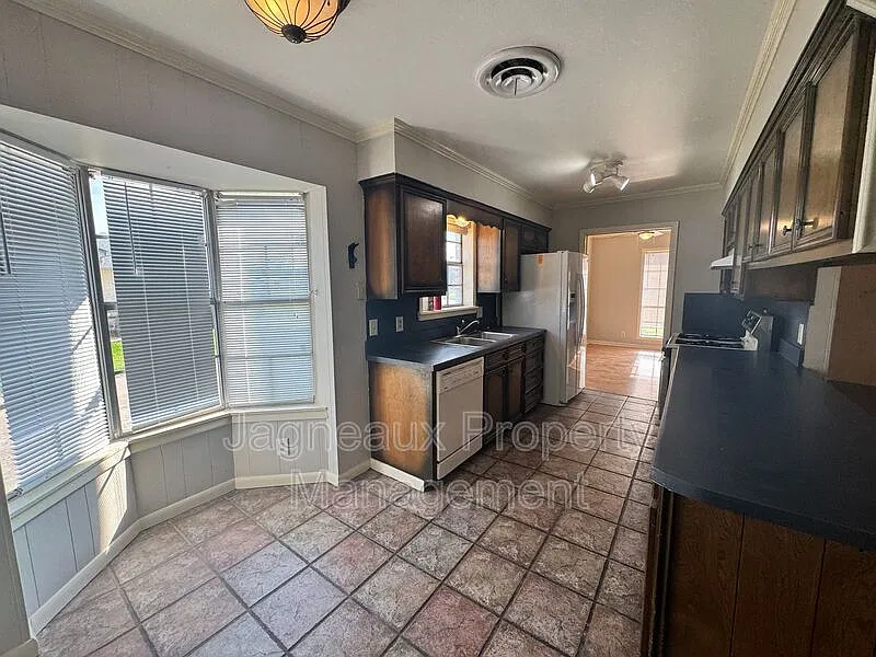 3 bed, 2.0 bath, 1450 sqft, $1,750 — Photo 3