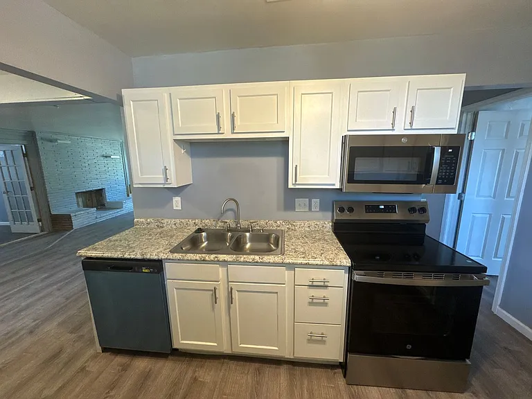 8600 Stella Ave — Photo 9