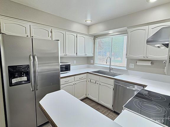 4th image of 19 E King St