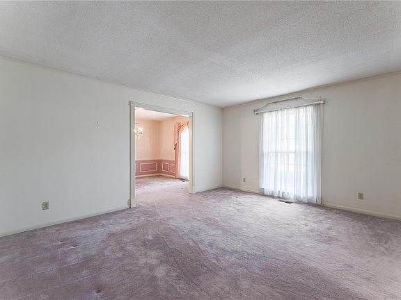 3rd image of 1409 E Oaks Manor Dr