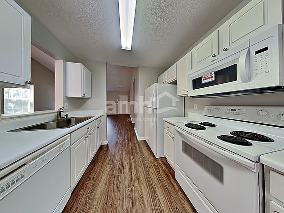 3rd image of 104 Remington Ct