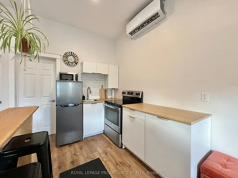 24 Russell St #A — Photo 4