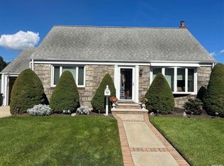 590 Knollwood Dr, West Hempstead, NY 11552